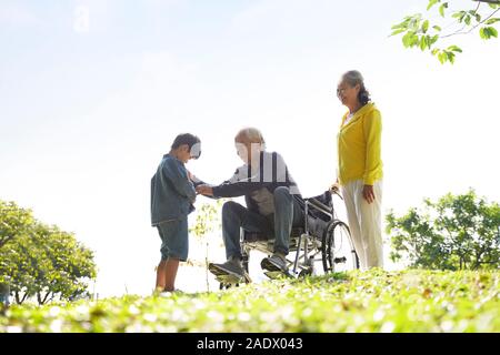 Asian nonno Nonna e nipote avendo divertimento all'aperto nel parco Foto Stock