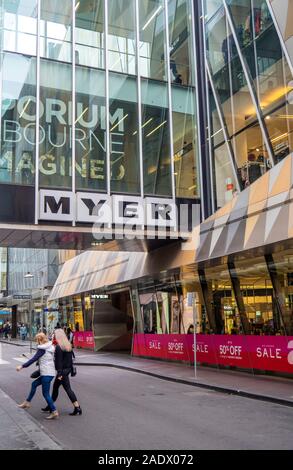 Un ponte pedonale collega Emporium Melbourne con grande magazzino Myer su Little Bourke Street Melbourne Victoria Australia. Foto Stock