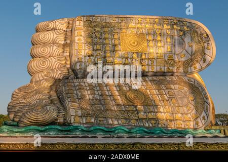 Gigante Buddha reclinato statua in Bago, Myanmar - close-up del intrinsecamente decorate piedi della statua. Foto Stock