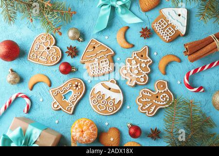 Piano di composizione dei laici con gustosi piatti fatti in casa biscotti di Natale su sfondo blu. Vista superiore Foto Stock