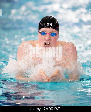 Gran Bretagna Max Litchfield a competere in Uomini 400m singoli Medley si riscalda durante l'Unione breve corso di nuoto campionati a Tollcross International centro nuoto, Glasgow. Foto Stock