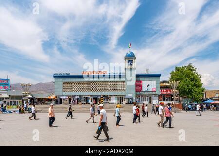 Khujand Panjshanbe Bazaar Principale vista pittoresca di persone a piedi la piazza su un soleggiato Blue Sky giorno Foto Stock