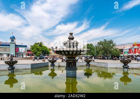 Khujand Panjshanbe Bazaar Principale pittoresca vista di Piazza Fontana su un soleggiato Blue Sky giorno Foto Stock