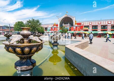 Khujand Panjshanbe Bazaar Principale pittoresca vista di Piazza Fontana su un soleggiato Blue Sky giorno Foto Stock