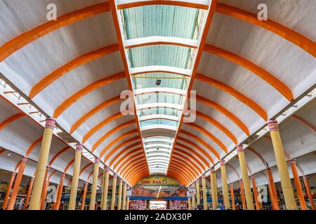 Khujand Panjshanbe Bazaar Principale pittoresca vista interna del soffitto su una soleggiata cielo blu giorno Foto Stock