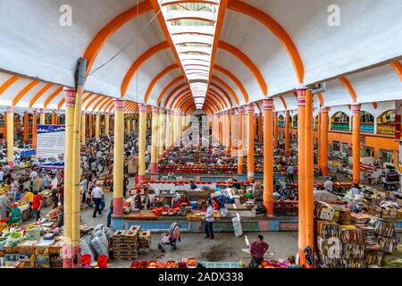 Khujand Panjshanbe Bazaar Principale pittoresca vista interna del soffitto e stand di mercato su un soleggiato Blue Sky giorno Foto Stock