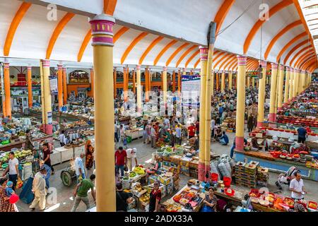 Khujand Panjshanbe Bazaar Principale pittoresca vista interna del soffitto e stand di mercato su un soleggiato Blue Sky giorno Foto Stock