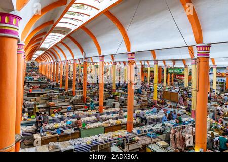 Khujand Panjshanbe Bazaar Principale pittoresca vista interna del soffitto e stand di mercato su un soleggiato Blue Sky giorno Foto Stock