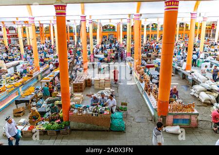 Khujand Panjshanbe Bazaar Principale pittoresca vista interna e stand di mercato su un soleggiato Blue Sky giorno Foto Stock