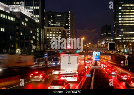 Essen, la zona della Ruhr, Renania settentrionale-Vestfalia, Germania - camion sull'autostrada A40 durante le ore serali nel centro di Essen. Essen, Ruhrgebiet, Nordrhein- Foto Stock