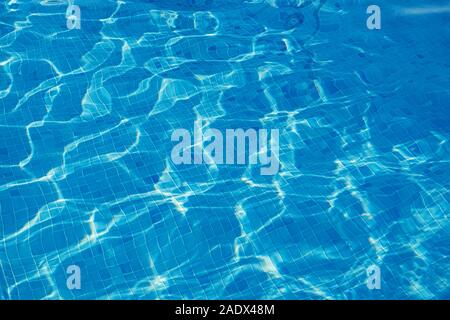 Ripple acqua nella piscina con la riflessione di Sun Foto Stock