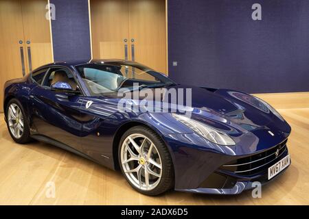 Londra, Regno Unito. 5 Dic, 2019. Un photocall ha avuto luogo presso Bonhams New Bond Street per la loro ottima collezionisti autovettura vendita. Sul display: 2017 Ferrari F12 la berlinetta settantesimo anniversario - 'L'Scaglietti" registrazione n. MV67 XAM telaio n. ZFF74UC000230210 stimato pari a £ 300.000 - 400.000. La vendita di 35 storiche e moderne vetture collettori avviene di Sabato 7 Dicembre alle ore 14.30. Credito: Keith Larby/Alamy Live News Foto Stock