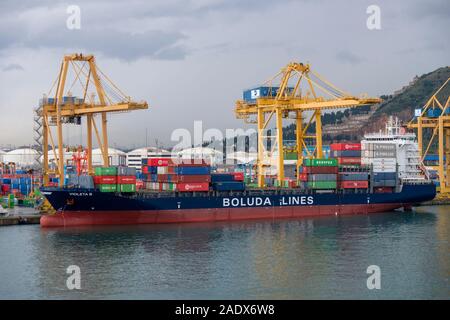 Gru da carico e una nave ormeggiata in porto commerciale a Marsiglia, in Francia, in Europa Foto Stock