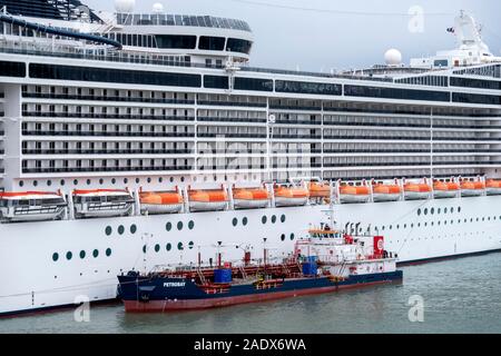 Petroliera il rifornimento di carburante il MSC Preziosa crociera nave Foto Stock