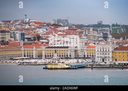 Terreiro do Paço aka Praça do Comércio e la Rua Augusta arco trionfale a Lisbona, Portogallo, Europa Foto Stock