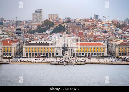 Terreiro do Paço aka Praça do Comércio e la Rua Augusta arco trionfale a Lisbona, Portogallo, Europa Foto Stock