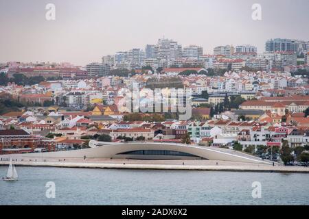 MAAT Museo di Arte, Architettura e Tecnologia dell'architetto Amanda Levent come si vede dal fiume Tago a Lisbona, Portogallo, Europa Foto Stock