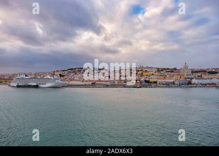 Lo skyline di Lisbona visto dal Tagus riverl, Lisboa, Portogallo, Europa Foto Stock
