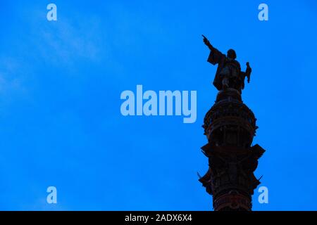 Il monumento di Colombo la statua di Cristoforo Colombo (Mirador de Colom) presso la Plaça de la Porta de Pau a Barcellona, Spagna, Europa Foto Stock