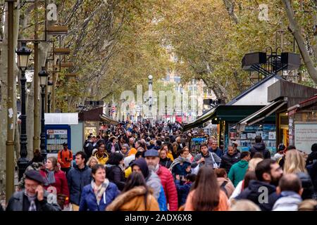 Las Ramblas affollata strada turistica di Barcellona, Spagna, Europa Foto Stock