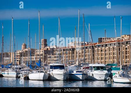 Barche a vela presso il Vieux Port porto vecchio di Marsiglia, in Francia, in Europa Foto Stock