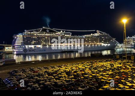 Vista notturna della MSC Preziosa crociera nave ormeggiata al porto di Barcellona, Spagna, Europa Foto Stock