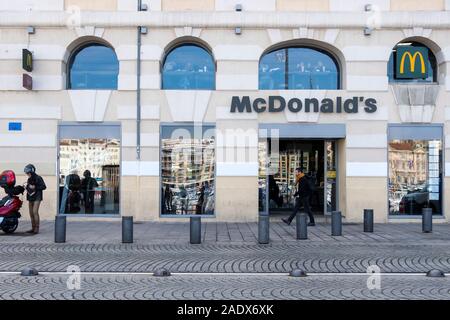 Vista esterna di un McDonald's ristorante situato a Marsiglia, in Francia, in Europa Foto Stock