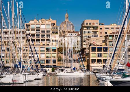 Barche a vela presso il Vieux Port porto vecchio di Marsiglia, in Francia, in Europa Foto Stock