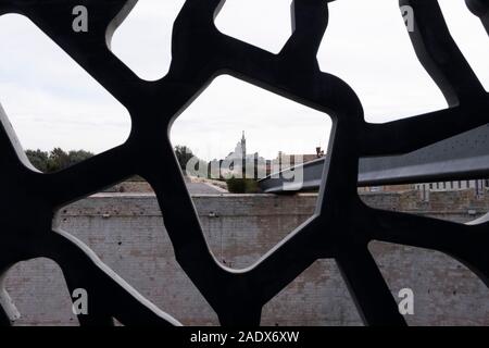 Il Notre Dame de la Garde Basilica come visto attraverso l'esterno della struttura in acciaio del MUCEM museum a Marsiglia, in Francia, in Europa Foto Stock