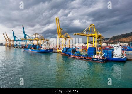 Nave ormeggiata in porto commerciale a Marsiglia, in Francia, in Europa Foto Stock