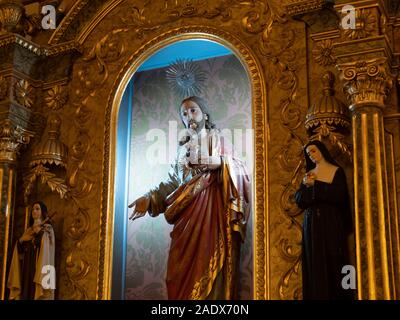 Statua del Sacro Cuore di Gesù a Igreja Matriz de chiesa Santa Maria in Manteigas, Serra da Estrela, Portogallo, Europa Foto Stock