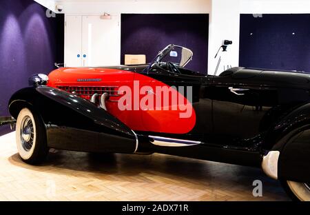 Londra, Regno Unito. 5 Dic, 2019. Un photocall ha avuto luogo presso Bonhams New Bond Street per la loro ottima collezionisti autovettura vendita. Ex-Barbara Hutton 1935 Auburn 851 sovralimentato Boattail Speedster prima di proprietà del "povero piccolo Rich girl' Woolworth erede e trenta socialite, che ha comprato per il suo primo marito, il Principe Alessio Mdivani. Stima £650.000 - 750.000.La vendita di 35 storiche e moderne vetture collettori avviene di Sabato 7 Dicembre alle ore 14.30. Credito: Keith Larby/Alamy Live News Foto Stock