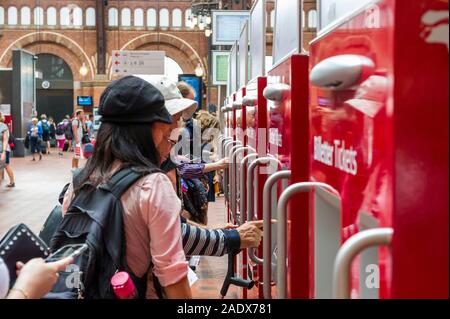 Pendolari acquistando i biglietti del treno alla Stazione Centrale di Copenhagen, Copenhagen, Danimarca Foto Stock