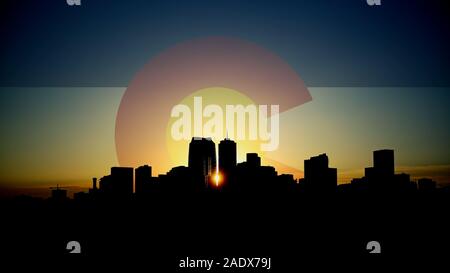 Denver Skyline Alba con Colorado Flag nel cielo Foto Stock