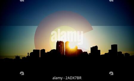 Denver Skyline sole luminoso con flag di Colorado Foto Stock