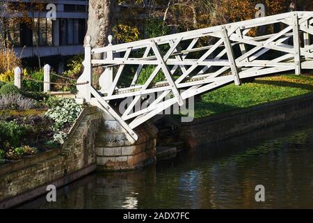 Scienze matematiche ponte in legno sul fiume Cam del Queens' College, Università di Cambridge, Inghilterra, su di un soleggiato giorno d'inverno. Foto Stock