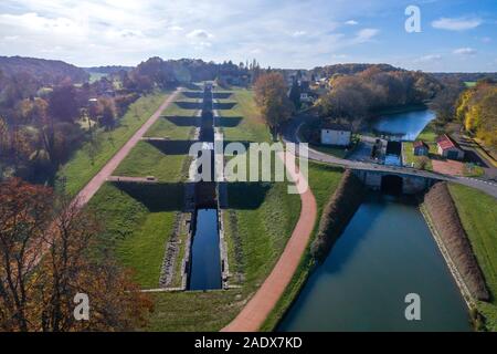 Francia, Yonne, Puisaye, Rogny les Sept Ecluses, scala di sette blocchi di Briare Canal (vista aerea) // Francia, Yonne (89), Puisaye, Rogny-les-Sept-Écl Foto Stock