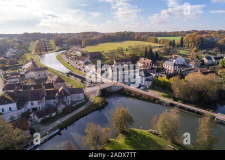 Francia, Yonne, Puisaye, Rogny les Sept Ecluses, villaggio e la scaletta di sette blocchi di Briare Canal (vista aerea) // Francia, Yonne (89), Puisaye, Rogny- Foto Stock