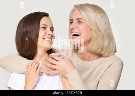 Ridendo coppia madre abbracciando felice figlia millenario di trascorrere del tempo insieme Foto Stock