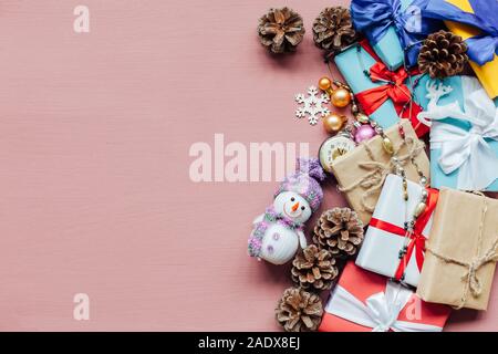 Decorazione di Natale nuovo anno presenta holiday sfondo rosa Foto Stock