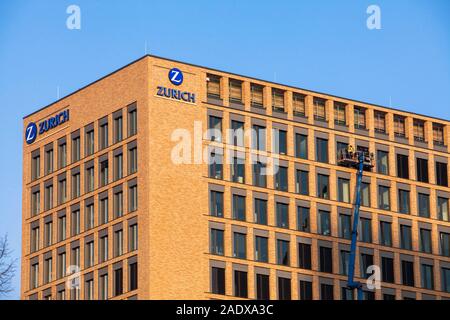 Detergente per vetri per la costruzione del Zurich Insurance Company in MesseCity nel quartiere Deutz di Colonia, Germania. Fensterputzer am Gebaeude de Foto Stock