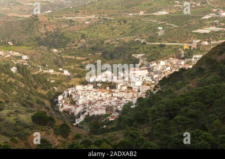 Vista del bianco lavato villaggio di Tolox in Sierra de las Nieves riserva, il sud della Spagna, Andalusia. Foto Stock