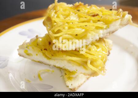 Cuneo di frittata fatta in casa la pasta in un piatto di portata Foto Stock