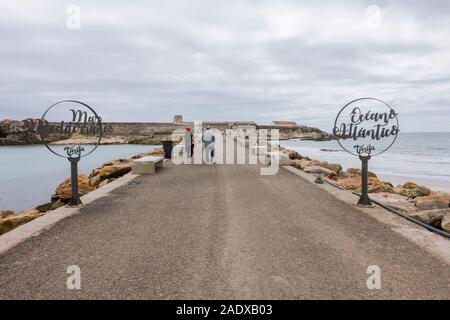 Tarifa, Spagna. Strada per Isla de Las Palomas. Il punto più meridionale d'Europa, Costa de la Luz, Andalusia, Spagna. Foto Stock