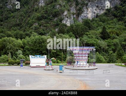 Piccolo parco giostra chiuso giostra in un parcheggio Molto spazio pubblico in un villaggio della Svizzera Foto Stock