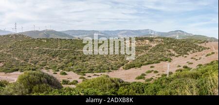 Vista panoramica della navigazione, campagna di Tarifa, dall osservatorio ornitologico Cazalla, con turbine eoliche, Tarifa, Andalusia, Spagna. Foto Stock