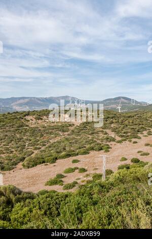 Vista entroterra, campagna di Tarifa, dall osservatorio ornitologico Cazalla, con turbine eoliche, Tarifa, Andalusia, Spagna. Foto Stock