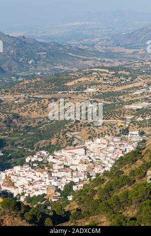 Vista del bianco lavato villaggio di Tolox in Sierra de las Nieves, Spagna meridionale, l'Andalusia. Foto Stock