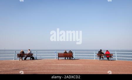 Inglese promenaders balneare. Escursionisti sul lungomare del balneare inglese, Morecambe in Lancashire, nord-ovest, Inghilterra, Regno Unito. Foto Stock