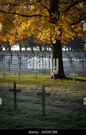 Il tedesco WW1 nazionale il cimitero di guerra a Neuville Saint-Vaast in Francia. È il più grande cimitero tedesco in Francia, contenente 44,833 sepolture di cui 8 Foto Stock